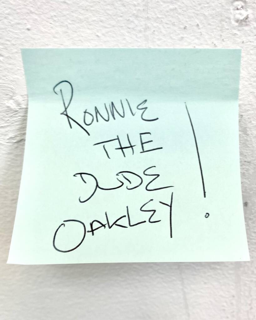 Sticky-note with handwritten text that reads 'Ronnie the dude Oakley!'