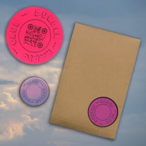 Depiction of dundee radio club's membership pack, as vended through Volk Gallery – it contains a large pink sticker, a small badge, and a brown envelope that contains their manifesto and postcards linking to recordings.